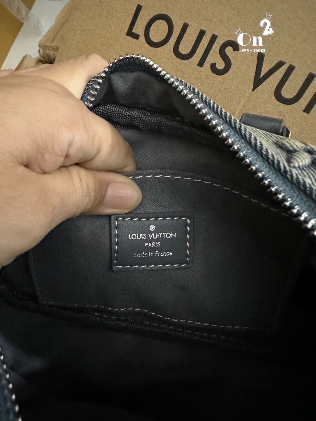 LV Denim Camera Box Bag กระเป๋าสะพายทรงกล้อง งานเดนิมฟอก คอลใหม่สุดคลาสสิก สวยเท่ห์มาก ปั้มลายโมโนแกรมนูนสวยโด่ดเด่น ใช้งานได้อเนกประสงค์มีสายยาวแบบถอดได้ 2เส้น แมทช์กับเสื้อได้หลากหลายสไตล์