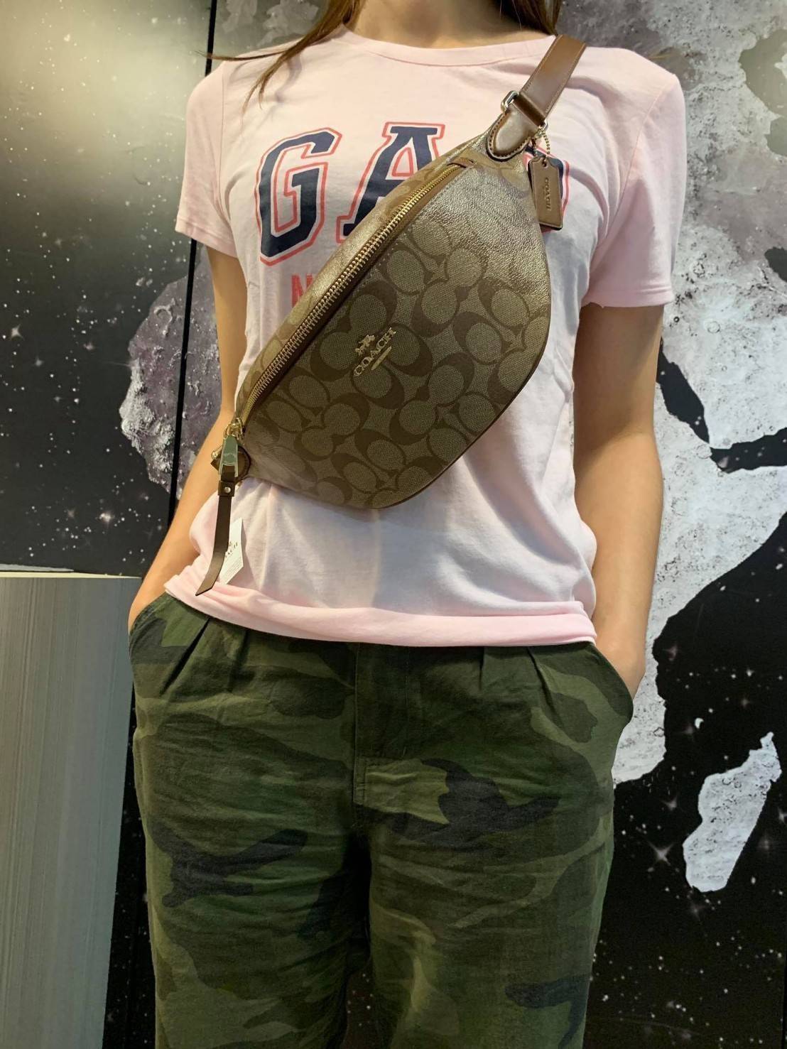 COACH F48740 BELT BAG IN SIGNATURE CANVAS กระเป๋าคาดอกทรง Unisex ที่ขายดีถล่มทลาย!! ขายได้ตลอดปี!! สวยเท่ทุกสี วัสดุหนังแคนวาสเคลือบคุณภาพดี ทนทาน ใช้งานง่าย ภายในเป็นช่องโล่ง เหมาะสำหรับคนที่ชอบพกอะไรง่ายๆ รับรองตอบโจทย์น้า