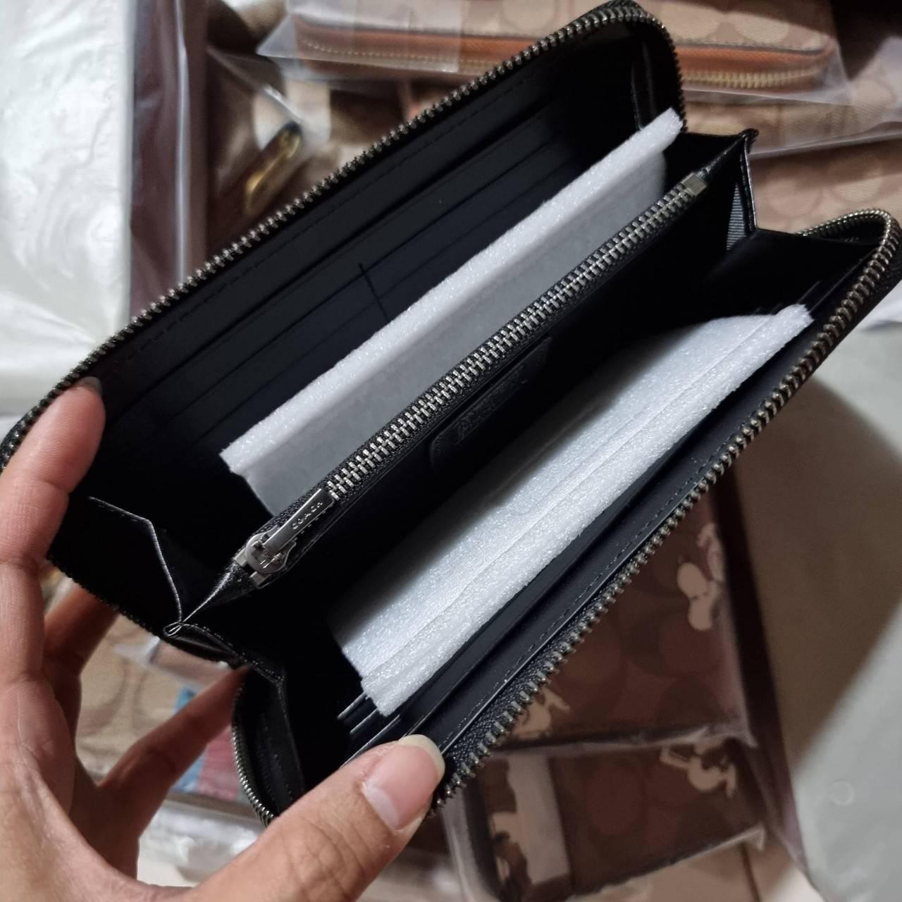 COACH C4327 COACH x PEANUT ACCORDION ZIP WALLET IN SIGNATURE CANVAS WITH SNOOPY PRINT คอลเลคชั่นใหม่ กระเป๋าสตางค์ใบยาว ลายสนูปพี น่ารักน่าใช้ สีคลาสสิค ใช้ได้ตลอดกาลไม่มีตกเทรนด์ วัสดุหนังแคนวาสเคลือบลาย ภายในใส่บัตรได้เยอะ มีช่องซิปแยก ใส่โทรศัพท์ได้ พก