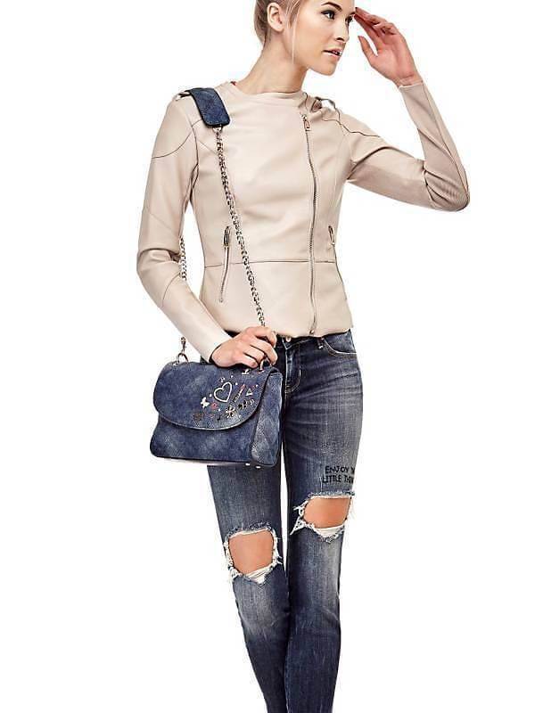 GUESS WOMEN BAG JEAN กระเป๋าสะพายไหล่หรือ crossbody สุดชิค วัสดุผ้ายีนส์ ด้านหน้าติด logo brand เพิ่มดีเทลดีไซน์ตกแต่งที่ด้านหน้ากระเป๋า เปิดปิดกระเป๋าแบบแม่เหล็ก ใช้งานง่าย ภายในมี 2 ช่อง แต่ละช่องกว้างใส่ของได้จุ และยังมีช่องซิปเล็กใส่ของจุกจิกได้อีกค่ะ