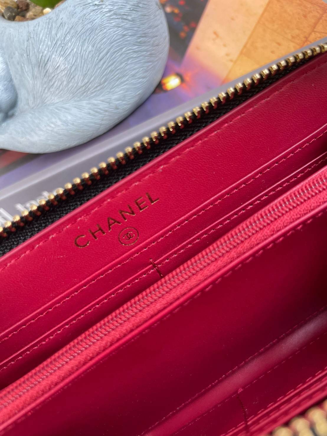 Chanel Caviar Zippy Long Wallet เป็นกระเป๋าสตางค์ที่ใช้งานอย่างง่ายแสนง่าย มาในรูปอบบซิปรอบ ที่มีดีเทลตรงหัวซิปเป็นอะไหล่โลโก้สีทอง เพิ่มดีกรีความน่ารักเข้าไปอีก ภายในพร้อมช่องใส่ธนบัตร ช่องซิปสำหรับใส่เหรียญ และช่องสำหรับใส่การด์ต่างๆ นอกจากนั้นด้านหน้าก