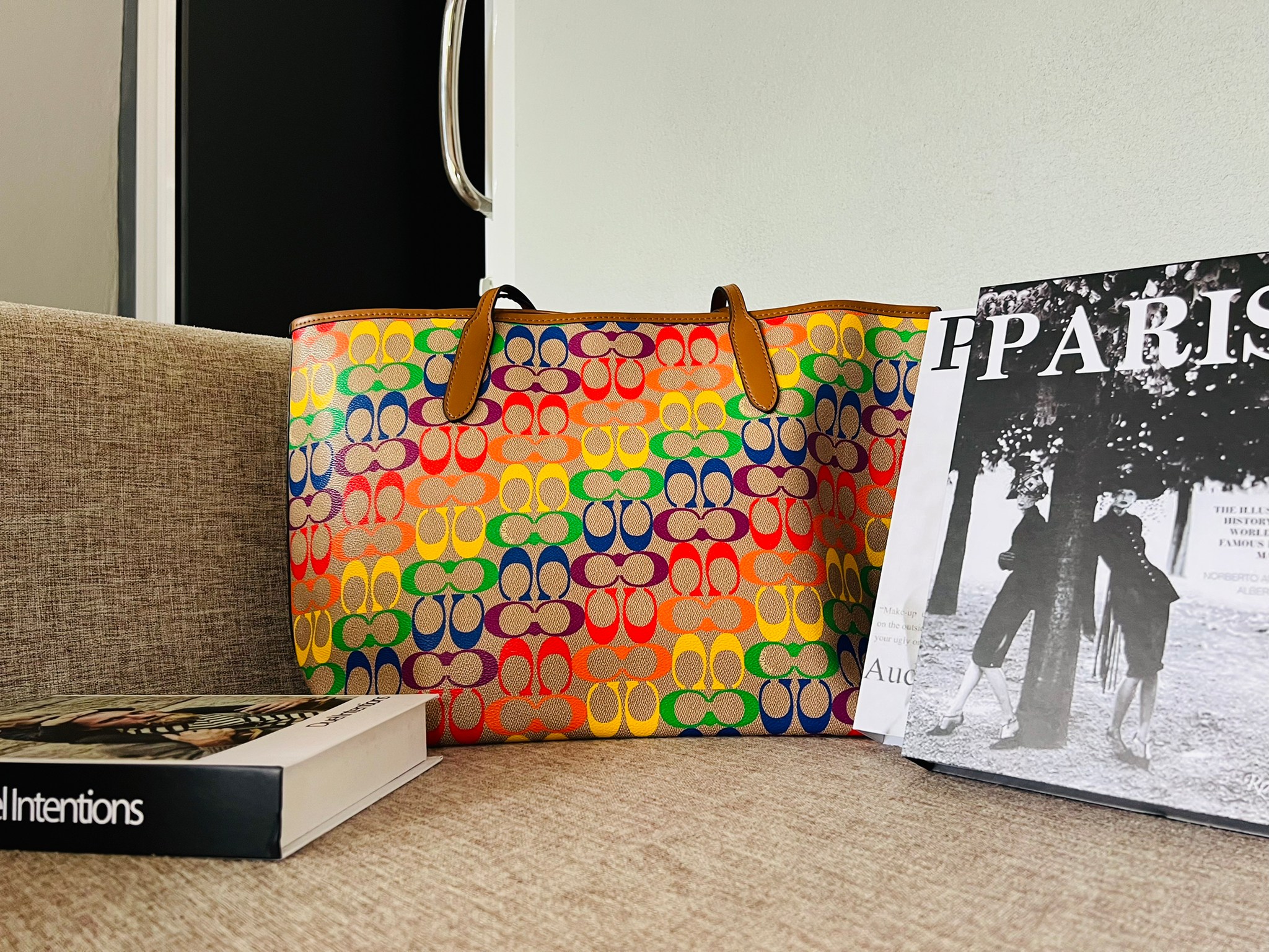 COACH CITY TOTE IN RAINBOW SIGNATURE CANVAS C4181 กระเป๋าสะพายข้างทรงโท้ทใบใหญ่ หนังลาย C สกรีนลายโค้ช รุ่นนี้ ปากกระเป๋าไม่มีชิป มีกระดุม แม่เหล็ก ด้านในมีช่องซิปไว้ใส่กระเป๋าเงินได้คะ เป็น รุ่นยอดนิยมคะ จุของได้เยอะมาก