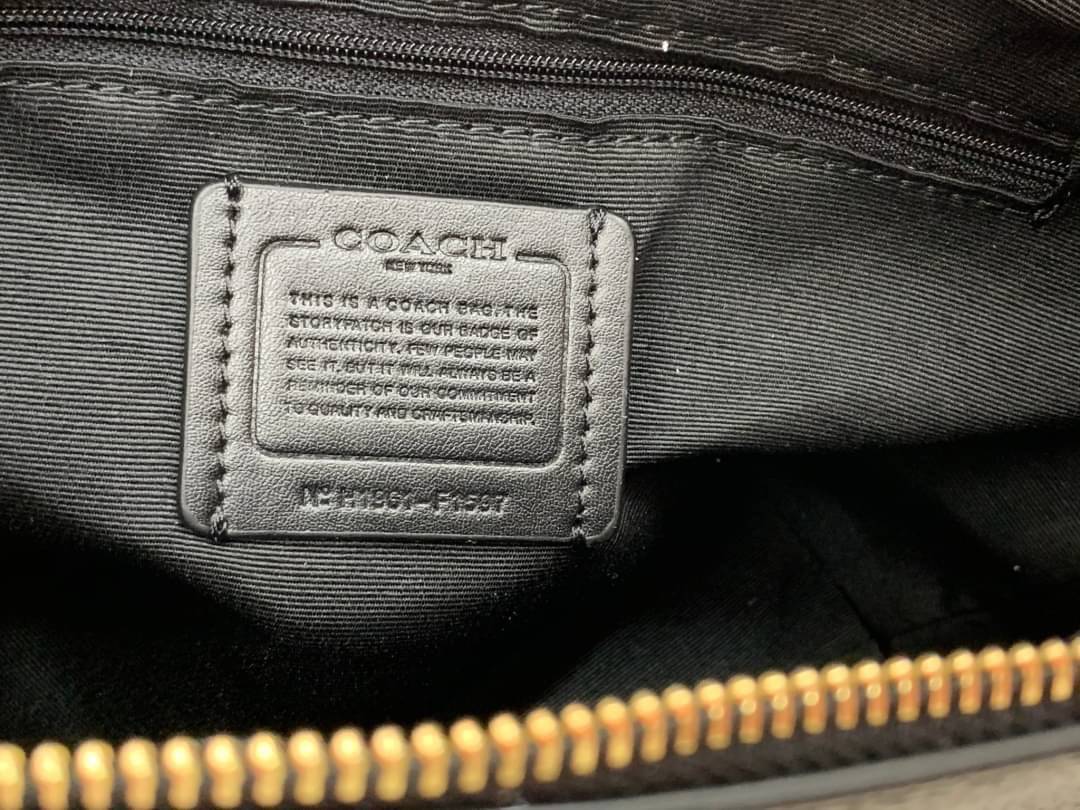 COACH SMALL MARLON SHOULDER BAG ((1600//1597)) 🌈พร้อมส่งที่ไทยอีกครั้ง ตามคำเรียกร้อง ห้ามพลาด! กระเป๋าหิ้ว//คล้องไหล่//สะพายข้างได้ หนังแท้ ทรงสวยมากค่ะ ด้านหน้ามีช่องซิปซ่อนแบบหนังห้อยให้2ช่อง ใส่ของจุกจิกค่ะ เปิดปิดกระเป๋าแบบซิป ภายในกว้างใส่ขอ