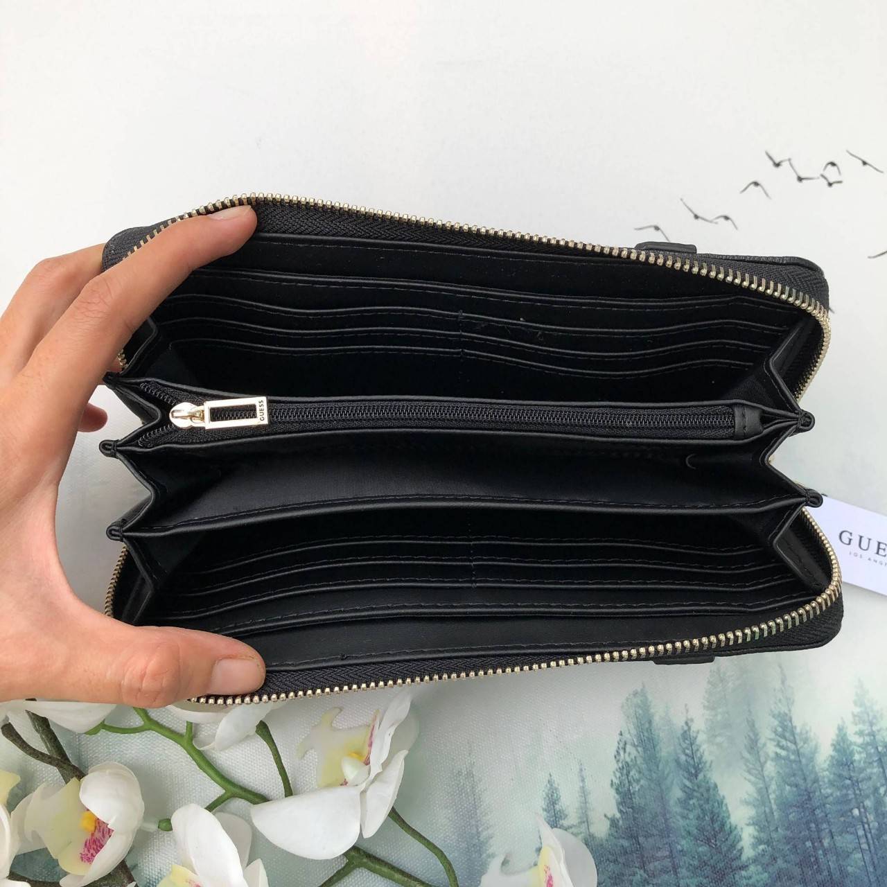 Guess long wallet กระเป๋าสตางค์ใบยาวซิปรอบ วัสดุ pu. เนื้อนุ่ม ภายในมีช่องใส่บัตร ธนบัตร และช่องซิปใส่เหรียญค่ะ