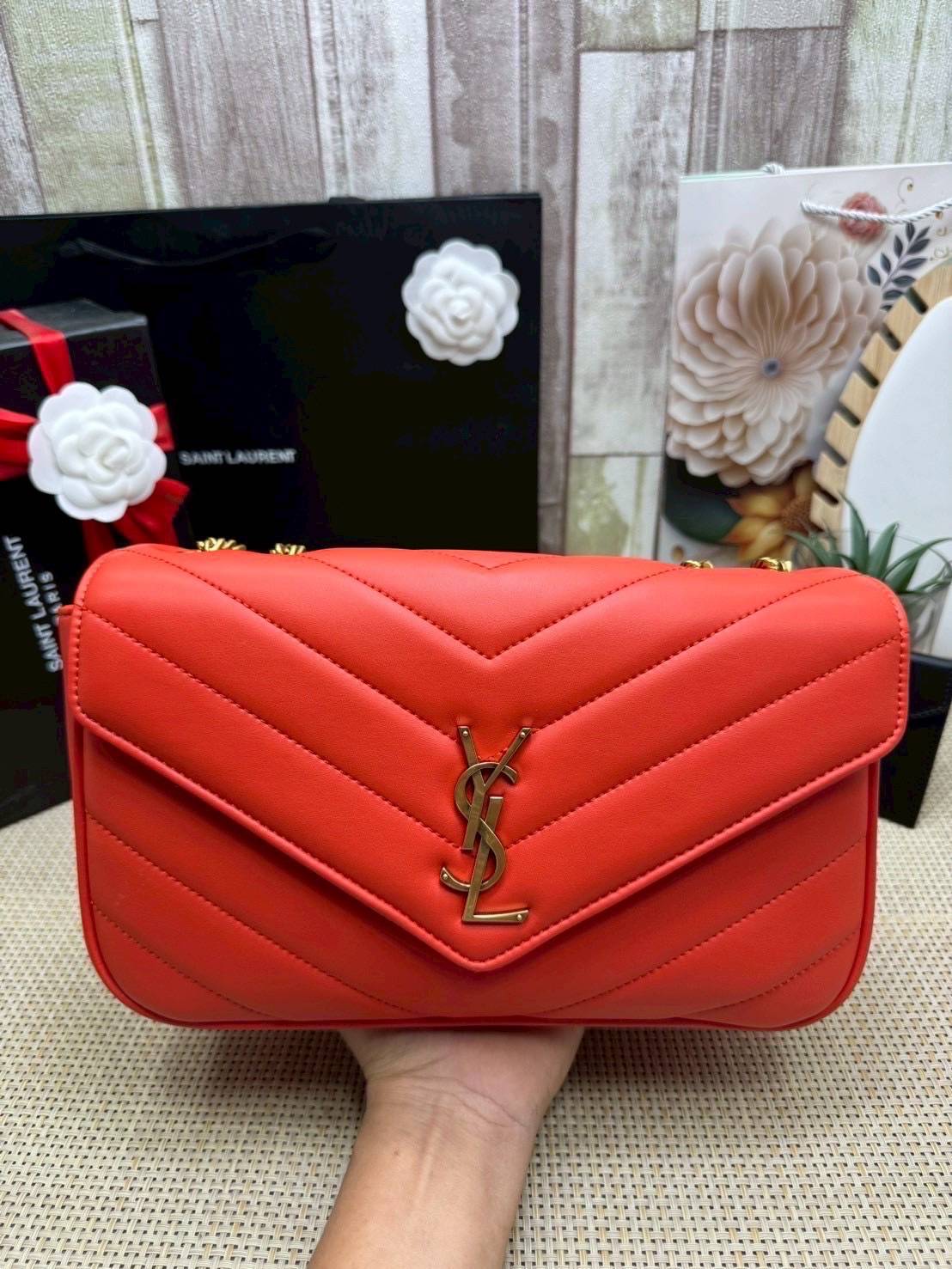 ORI หนังแท้ | 28cm YSL LOULOU medium in MATELASSÉ กระเป๋าสะพายสายโซ่าีทองหรูหรา งานหนังแท้เนื้อนุ่มตะเข็บเย็บลายเชฟรอนสวยหรูโดดเด่นเป็นเอกลักษณ์ 🤍 เกรดออริจินอล หนังแท้