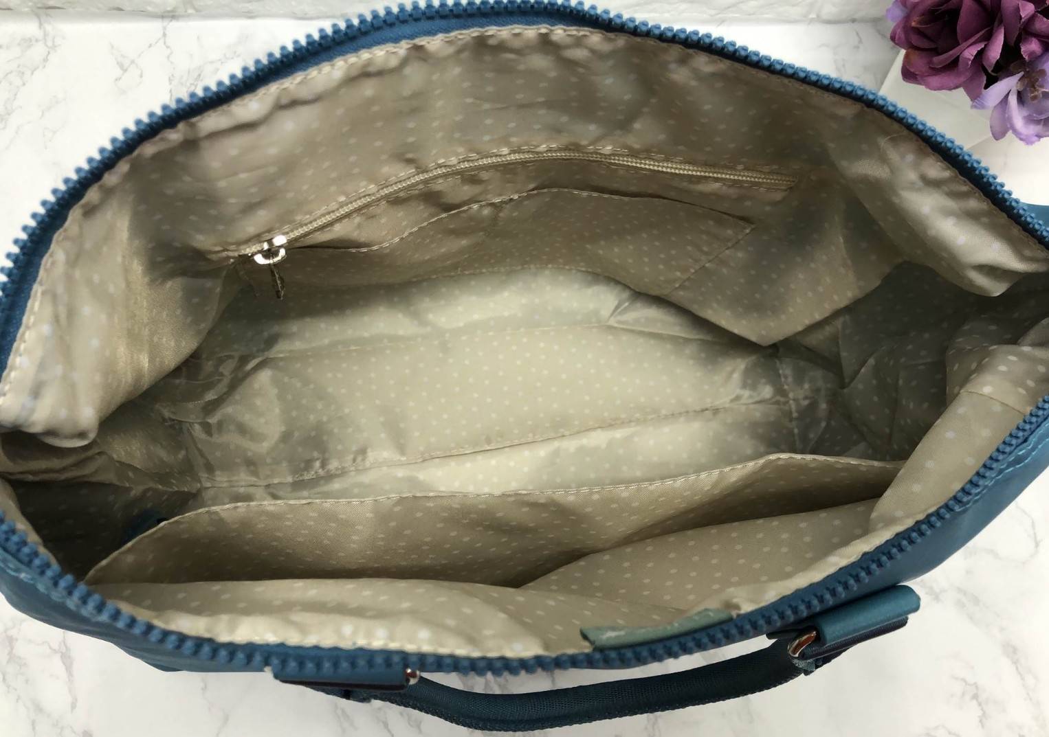 Kipling Tiram Handbag 2018 (Kipling oem factory HK.) กระเป๋าถือหรือสะพายขนาดกลาง วัสดุ nylon กันน้ำในระดับนึงค่ะ เปิดปิดกระเป๋าแบบซิปคู่ ภายใน กระเป๋าโล่งกว้าง มีข่องซิป และช่องเล็ก และช่องขนาดกลาง เสริมนวมกันกระแทก พร้อมสายห้อยกุญแจ ด้านข้างกระเป๋า สามาถ