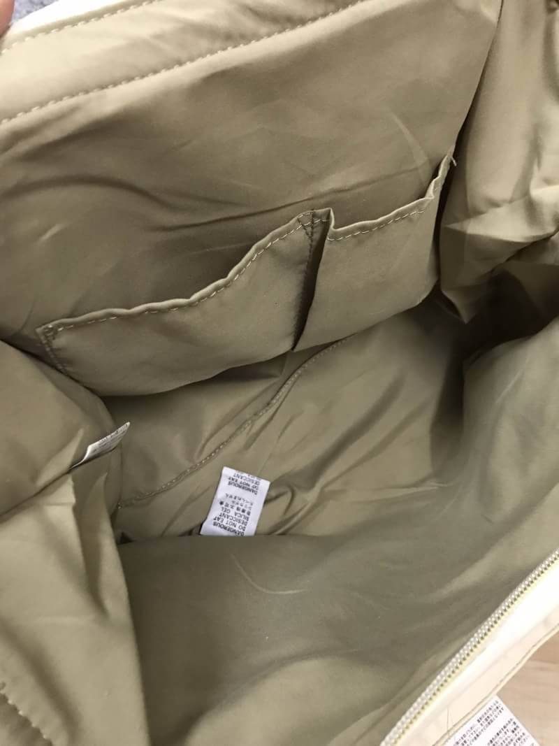 Anello PU Leather boston bag แบรนด์ฮิตติดชารจ์กับรุ่นใหม่ที่ไม่ควรพลาดรุ่นนี้เป็นหนัง pu กันน้ำได้ ใช้งานง่าย เปิดปิดด้วยซิปคู่ ปากกระเป๋ามีโครงเปิดได้กว้าง จุของได้มาก มี่ช่องเล็กด้านใน อีก 2 ช่อง ใส่หนังสือ Notebook หรือเสื้อผ้าได้คะ ด้านใต้มีหมุดรองฐาน