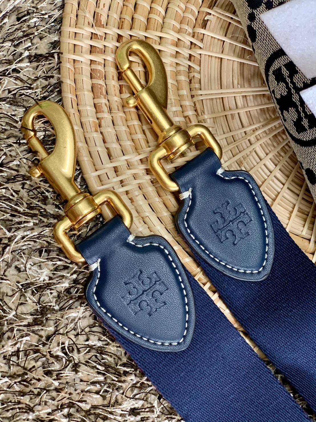 สวยก่อนใครแน่นอนค่ะนาทีนี้💋 💥รุ่นที่กำลังฮิตมากตอนนี้ของเหล่าคนดังใน ตปท.! TORY BURCH T MONOGRAM JACQUARD BARREL ((ใบใหญ่)) พร้อมส่งที่ไทยทันที! กระเป๋าทรงหมอนจาก Tory burch วัสดุ jacquardทอลายแบรด์+หนังแท้ ได้สวยงามหรู ดูคลาสสิคมากๆค่ะ เป