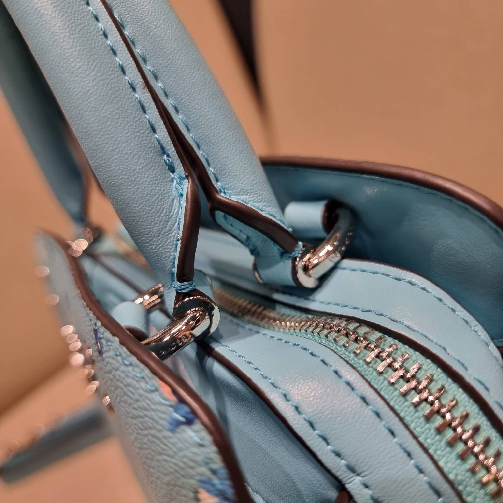 COACH C8216 MINI LILLIE CARRYALL WITH MYSTICAL FLORAL PRINT สีใหม่ล่าสุด กับรุ่นที่สุดของความขายดี คอลยอดฮิตในลวดลายสุดชิค กระเป๋าสะพายทรงสวย ที่ดีไซน์ออกมาให้ใช้งานง่าย สะดวก สวย หรู ดูดี!! วัสดุหนังแคนวาสเคลือบลาย มาพร้อมสายสะพายข้างและหูจับในตัว ถอดออก