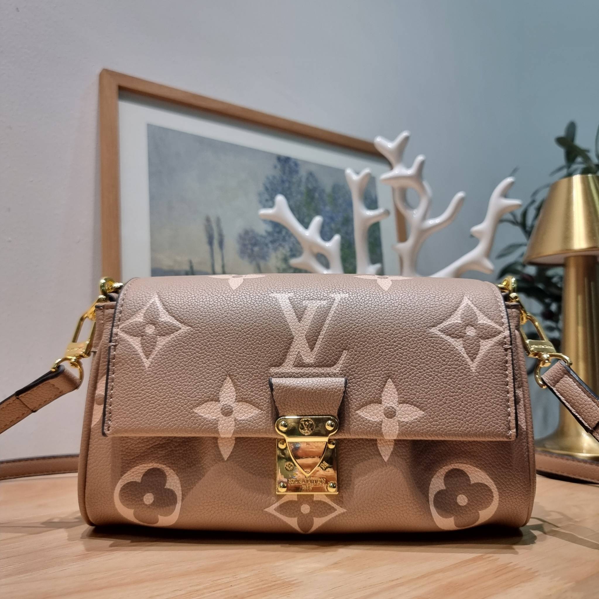 LV Favorite Bicolor Monogram Empreinte Leather - Handbags / LV FAVORITE BAG กระเป๋าสะพายคอลใหม่ล่าสุด สวยหรู ดูแพง ดีไซน์รูปทรงออกมาให้ใช้งานได้ง่าย เปิด-ปิดด้วยอะไหล่แม่เหล็ก ภายในโล่งกว้าง