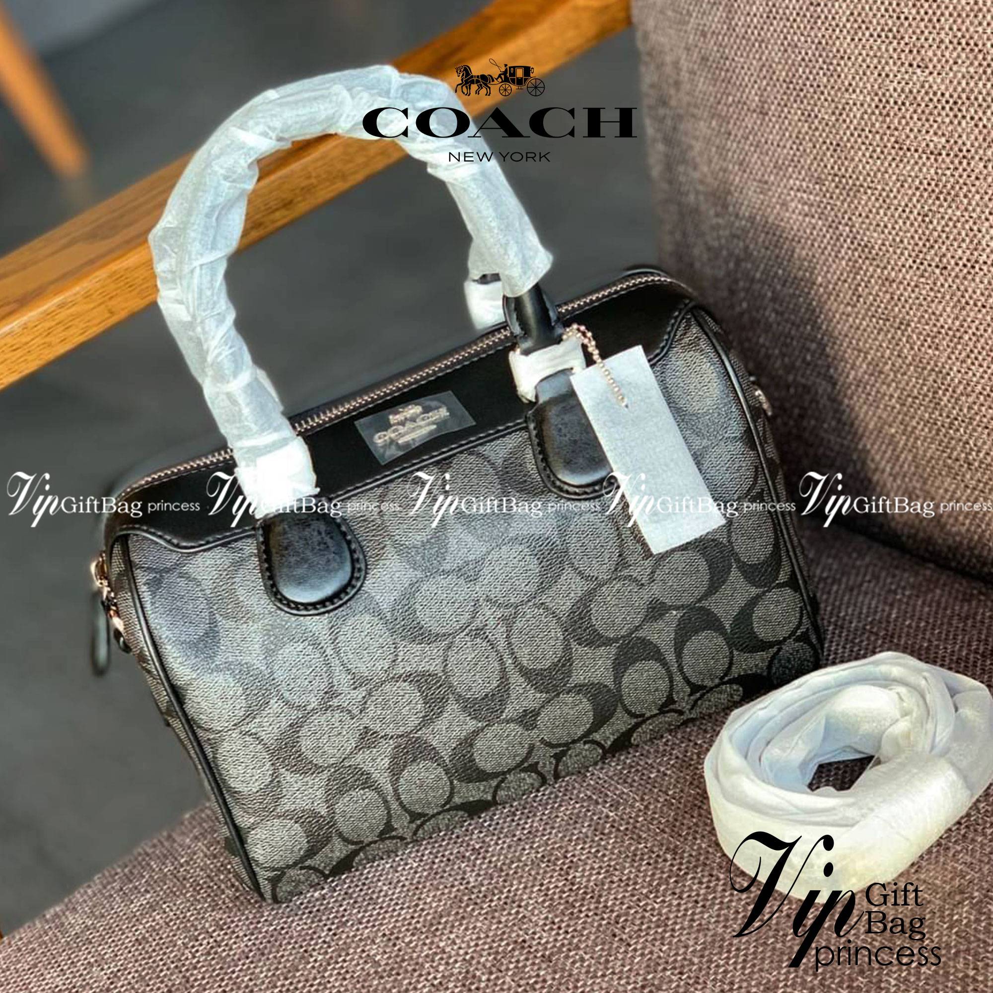 COACH NENNETT SATCHEL BAG((32203)) พร้อมส่งอีกครั้ง ห้ามพลาด! กระเป๋าทรงหมอน ทรงที่สาวๆต้องมีติดตัวไว้สักใบ! หนังแท้นิ่มสวยงาม เปิดปิดกระเป๋าแบบซิป ภายในกว้างสามารถใส่กระเป๋าเงินใบยาวได้ หรือของจำเป็นในชีวิตประจำวันของสาวๆได้หลากหลายเลยค่ะ มีช่องซิปและช่อ