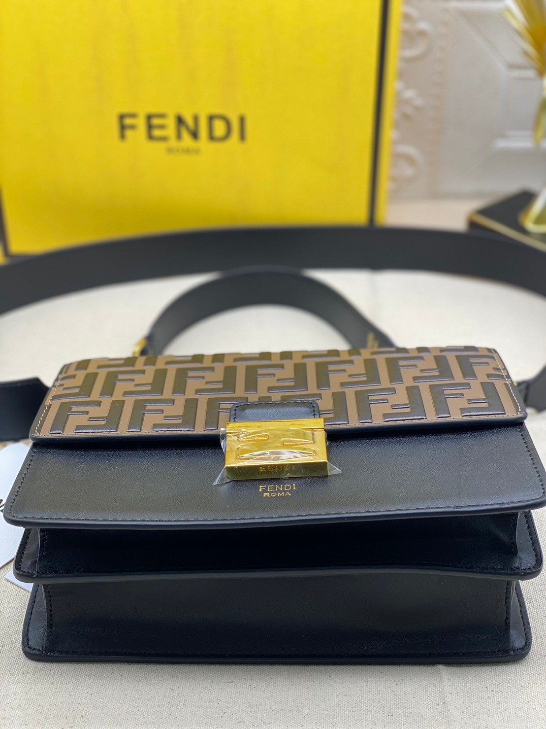 FENDI KAN leather bag เกรดออริจินอล สลับแท้ ด้วยสีและลวดลายคลาสสิกตามแบบแบรนด์ เข้าได้กับสาวๆ ทุกสไตล์