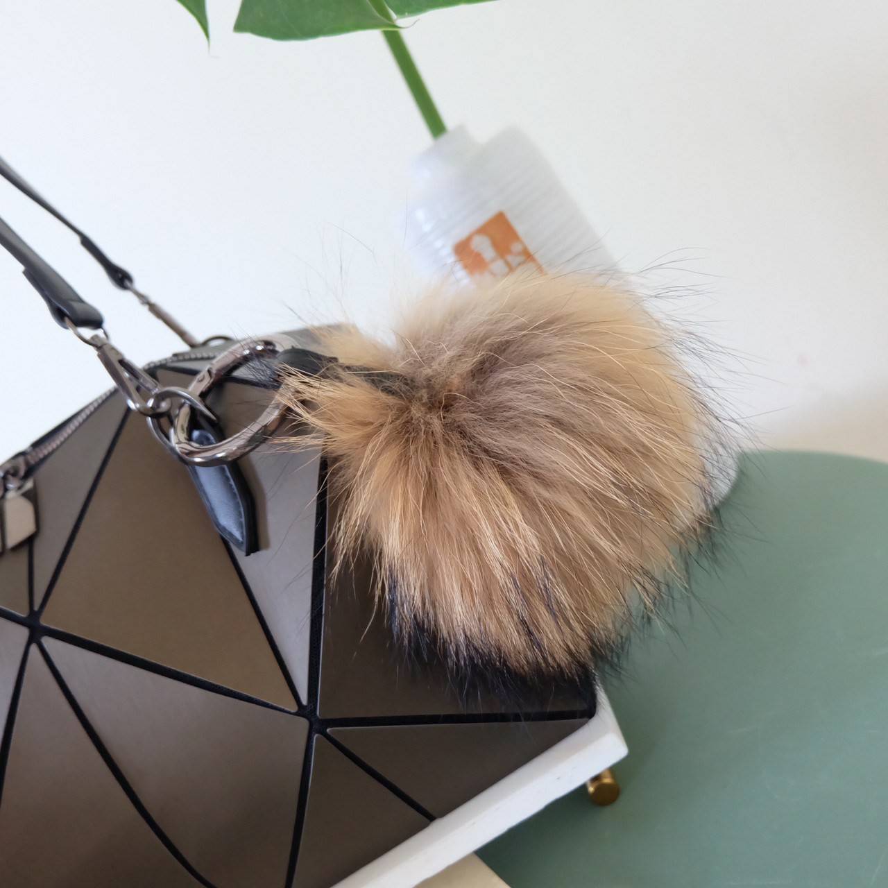 กระเป๋าถือ/สะพาย ทรงสวย เหมือนซื้อ1ได้4 โอ้ย 🤩🤩 คุ้มสุดๆไปเลยค่า เพราะตัวกระเป๋าปรับได้ถึง4 แบบตามการใช้งานเลยน๊าแถมตัวกระเป๋าน้ำหนักเบาอีกด้วย ✨✨✨ สายสะพายถอดได้แถมสายยาวให้อีก 1 เส้น กระเป๋าทรงสุดฮิตจากแบรนด์ David J