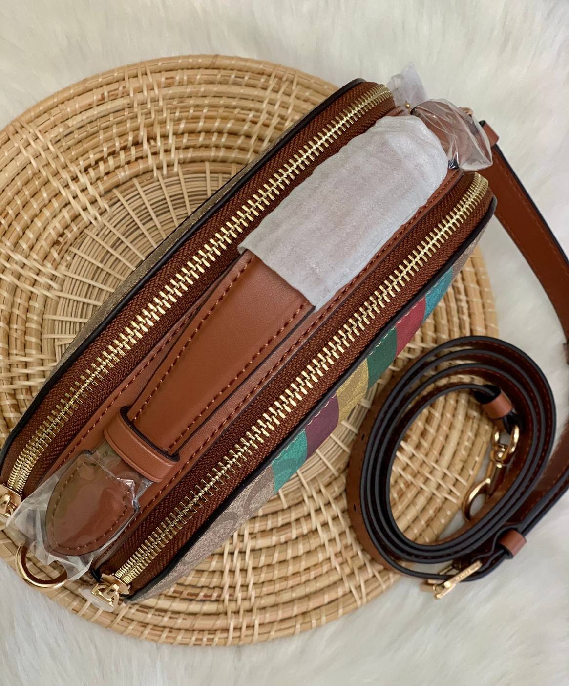ใหม่ล่าสุดก่อนใคร! 🌈ต้อนรับเปิดประเทศด้วยรุ่นใหม่กันค่าา😘 COACH Serena Satchel In Signature Canvas With Stripe ((C5642)) พร้อมส่งที่ไทย ใบจริงสีคือสวยหรูมากค่ะ! กระเป๋าสะพายข้าง ขนาดกระทัดรัด ทรงโดมเล็ก น่ารักมากๆค่ะ ด้านหน้าสกรีนแถบสีสายร