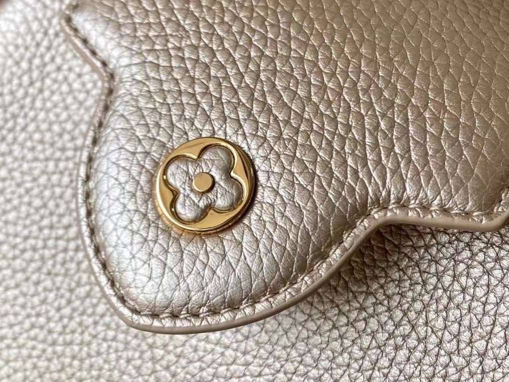 LV Capucines Mini Gold Luxury Bag 21cm เกรดท็อปออริจินอล มีความละเอียดของเนื้องานมากที่สุด ปราณีตตรงปกทุกใบ ใช้สลับของแท้ได้ ใช้งานต่างประเทศได้ เข้าออกผ่านทุก ตม. สุดยอดเดอะเบสท์ไอเท็ม สวยหรู ผู้ดี หรูหรา ดูแพงมาแต่ไกล