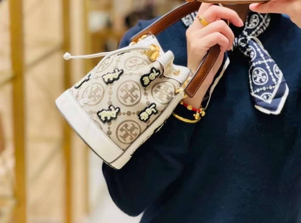 TORY BURCH MINI T MONOGRAM EMBROIDERED RABBIT BUCKET BAG WITH LEATHER SMALL WALLET ((143230)) 🎁 เปิดตัวรุ่นใหม่ได้น่ารักและสวยงามมากๆ พร้อมส่งที่ไทยก่อนใคร