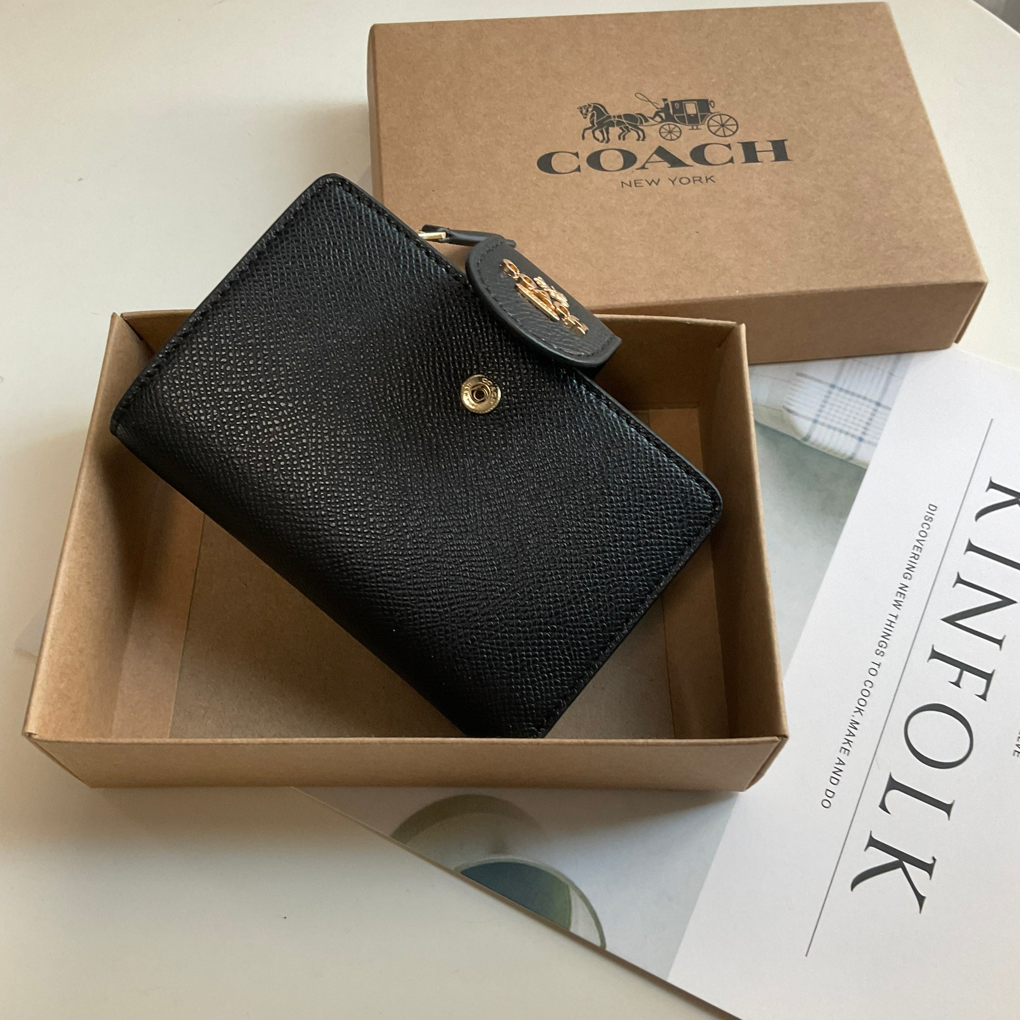 COACH SMALL WALLET IN SIGNATURE CANVAS กระเป๋าสตางค์ใบกลาง แบบพับสองตอน เปิดปิดด้วยกระดุมปั้มแบรนด์ ด้านในมีช่องใส่บัตรหลายช่อง พร้อมช่องใส่รูป และช่องใส่ธนบัตร ด้านหลังมีช่องซิปเหรียญอีกหนึ่งช่อง น้ำหนักเบา พกพาสะดวก อะไหล่ทองสุดหรู ห้ามพลาดค่ะ!