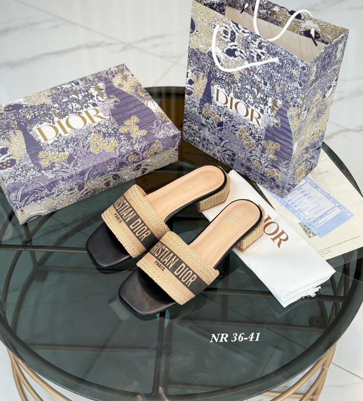 พร้อมส่ง Dior Sandals รองเท้าแตะดิออ รองเท้าส้นเตี้ย เสริมส้น งานคัดเกรดคุณภาพทอละเอียด ปั้มแบรนด์ พื้นยางกันลื่นอย่างดี กระชับเท้า ใส่สบายเดินได้นาน ไม่เจ็บไม่บีบเท้า สวยเกินราคา ภาพถ่ายจากงานจริง สวยตรงปกค่ะ