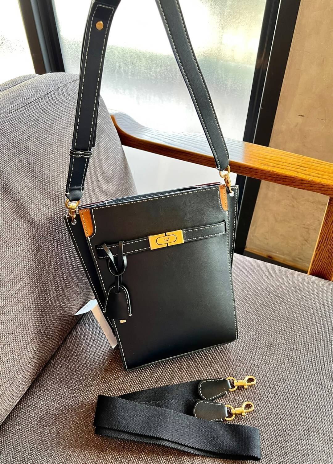 Large TORY BURCH LEE RADZIWILL PEBBIED BAG ((139014)) เป็นรุ่นที่สวย หรู น่าใช้มากๆค่ะ! ลุคหรูดูดีมากๆ กับกระเป๋าสะพายข้างจากTB ใบใหญ่