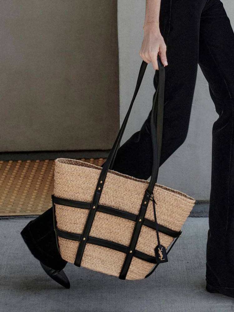 YSL PANIER STUDDED LEATHER TRIMMED WOVEN RAFFIA สวยไม่ซ้ำใคร ใหม่ที่สุด กับกระเป๋าสะพายสานทรงยูนีค ที่เติมดีเทลความหรูด้วยสายหนังคาดตกแต่ง ดูแพงไปอีก