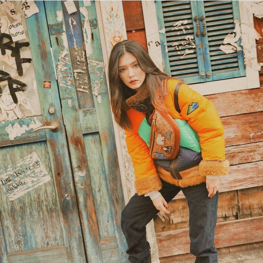 COACH C6678 LEAGUE BELT BAG IN SIGNATURE CANVAS WITH VARSITY PATCHES กระเป๋าคาดอกไซส์ใหญ่ คอลเลคชั่นที่ฮอตไม่เลิก กับดีไซน์สกีเรทโทร วินเทจ ขนาดสะพายกำลังเท่ คูลๆ ใช้งานง่าย ได้ทั้งหนุ่มๆและสาวๆ โดดเด่นด้วยแพทช์ที่สวยไม่ซ้ำใคร วัสดุหนังแคนวาสเคลือบลายสลับ