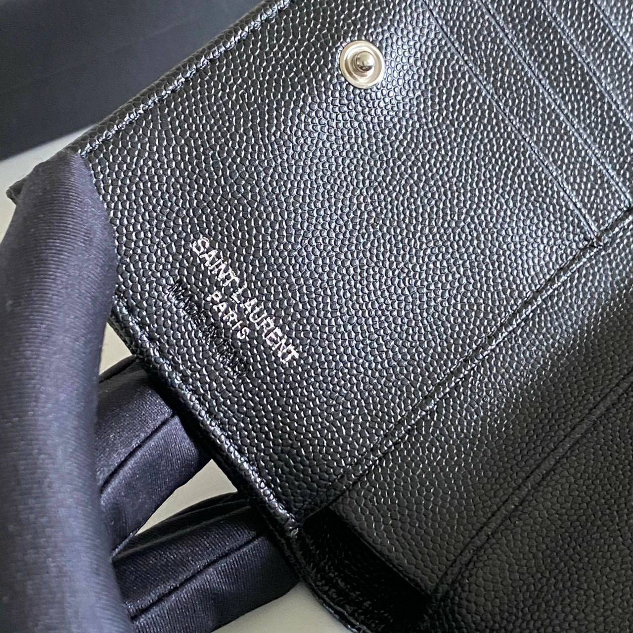 VIP GIFT 】หนังแท้ YSL SAINT LAURENT Monogram Zipped Bifold Wallet มาแล้วจร้า ถามหากันเยอะมากๆ กระเป๋าสตางค์ใบสั้นที่ใส่แบงค์ ใส่บัตร ใส่เหรียญได้เยอะสุดๆ มีสองด้านซิปและพับ ใบเดียวครบจบเลย หนังสวยมาก ละเอียดสุดๆ