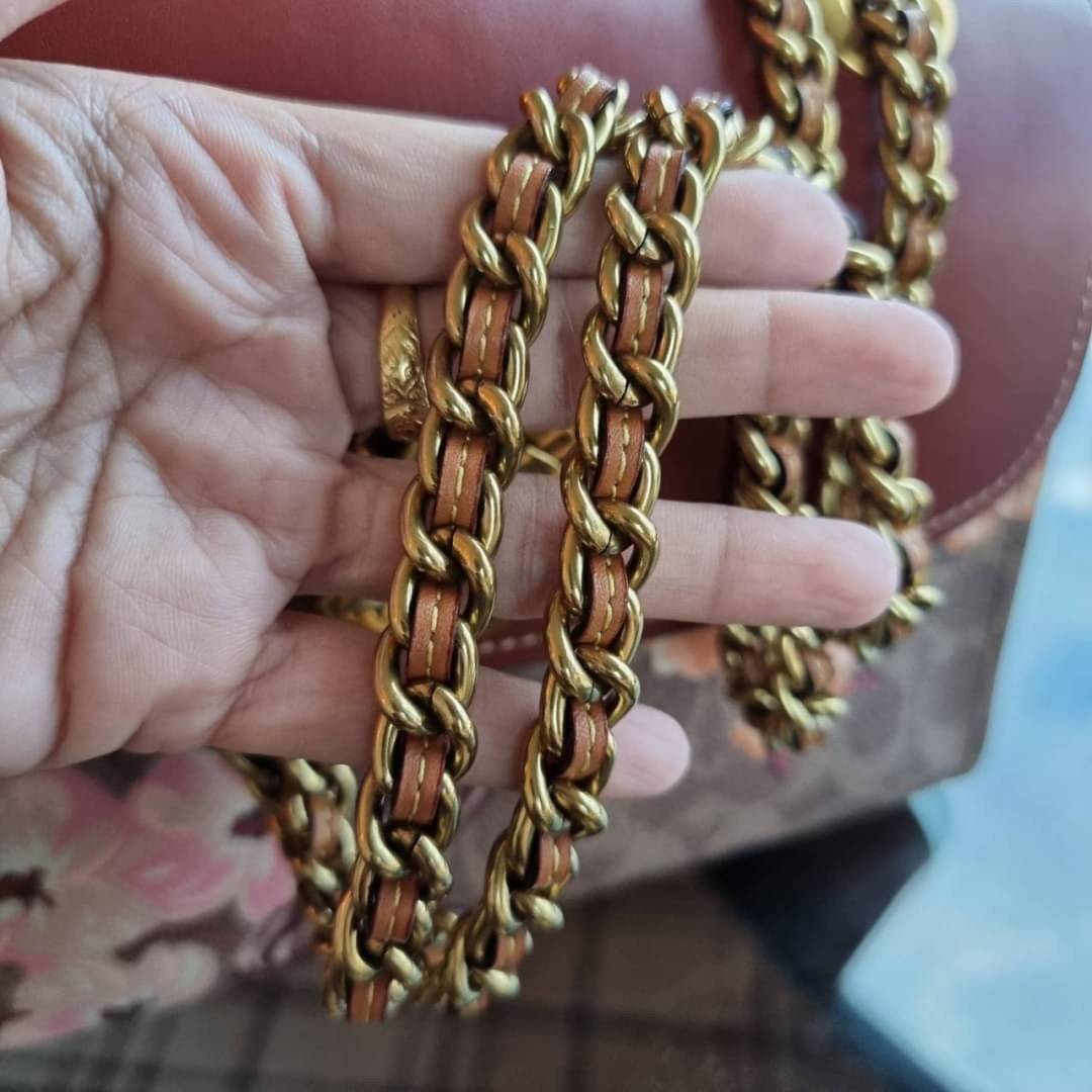 COACH 54649 PARKER IN SIGNATURE CANVAS WITH PRAIRIE FLORAL PRINT กลับมาอีกครั้ง!! กับไอเท็มสุดฮ็อต ที่สาวๆตามหากันนักหนา จัดมาแบบจุใจไปเลย ความสวยแซ่บไม่ต้องพูดเยอะ วัสดุหนังแคนวาสสลับหนังเรียบสวยคม พร้อมดีไซน์ลายดอกไม้โดดเด่น เปิด-ปิดง่ายด้วยตัวบิดล็อค ภ