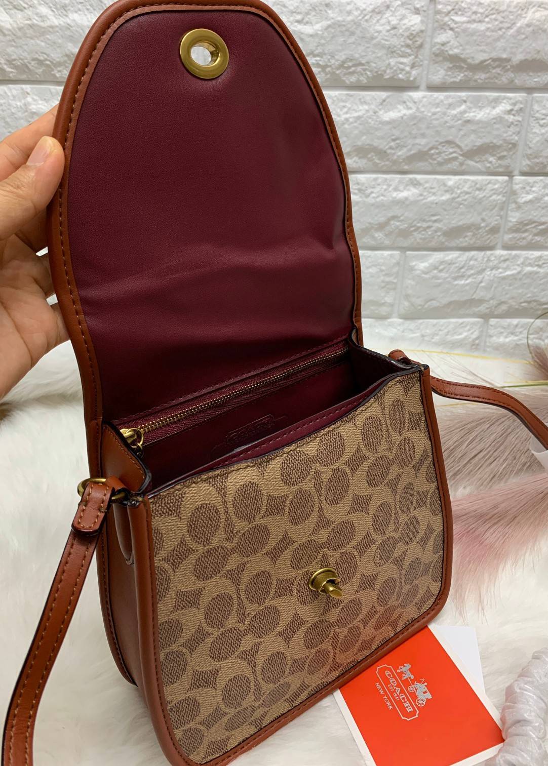 Coach Turnlock Flap Square Pouch in Signature Leather Bag ❤️สวยวินเทจมากๆค่ะ กระเป๋าสะพายแบบครอสบอดี้ร์//สะพายข้าง วัสดุหนังแท้ หนังนิ่มไม่แข็งทื่อนะคะ😘 ลายC ตัดขอบหนังเรียบ เปิดปิดกระเป๋าแบบหมุนล็อค ภายในในโล่ง กว้าง ใส่ของได้จุ มีช่องซิปใ