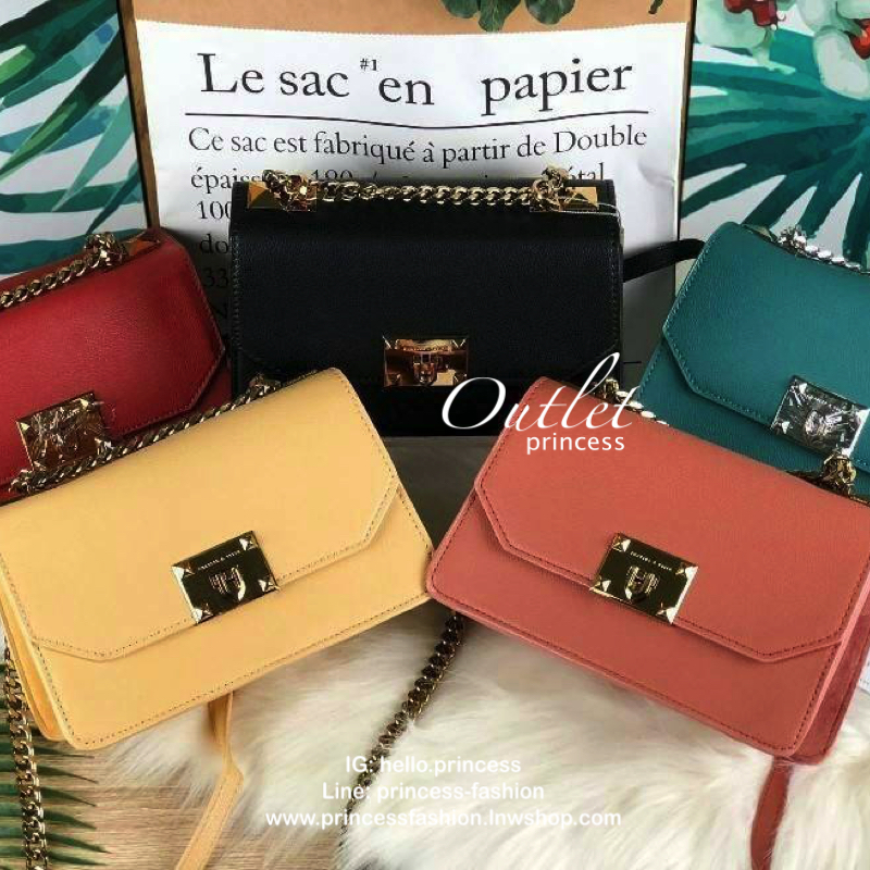 CHARLES & KEITH METAL PUSH LOCK CROSSBODY BAG รุ่นฮิตขายดีมีมาพร้อมส่งแล้วจ้า กับกระเ๋าสะพายไซส์น่ารัก วางอยู่ทรง เปิดปิดด้วย ตัวล็อกด้านหน้า ด้านในแบ่งเป็น 2 ช่องมีช่องซิปตรงกลาง จุของได้เยอะพอควรเลยค่ะ ใส่ iPhone plus ได้สบายๆ และของจุกจิกที่จำเป็น รุ่น
