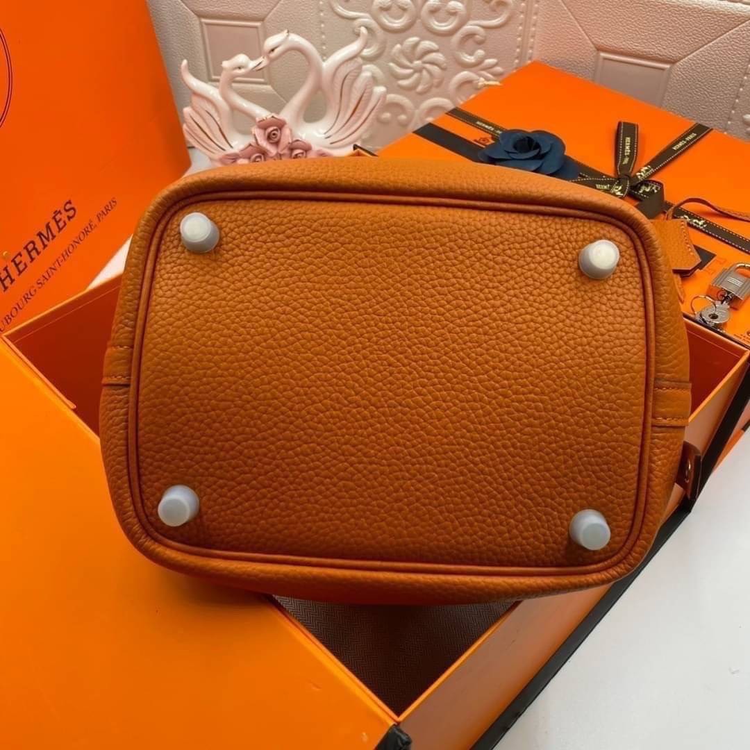 หนังแท้ Hermes Picotin Lock 18 bag กระเป๋าถือแบรนด์หรูระดับโลก งานเกรดออรินอล หนังแท้ทั้งใบ หนังมีลายทอริลลอนคล้ายของจริง มาพร้อมตัวล็อคเคลลี่ Kelly lock รูปทรงเรียบแต่หรู ใช้งานได้ทุกโอกาส ถือง่าย ใช้งานง่าย ภายในโล่งกว้าง ภาพสินค้าถ่ายจากงานขายจริง ใช้ง