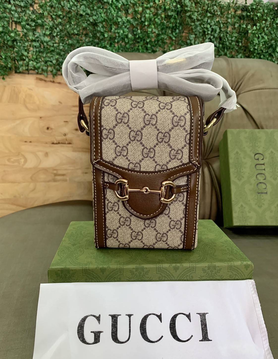 Gucci Horsebit 1955 Phone Bag with Strap กระเป๋าสะพาย กระเป๋าใส่โทรศัพท์ งานแฟชั่นคลาสสิก หนังผสมวัวแท้สีน้ำตาล อะไหล่สวย ดีไซต์สัญลักษณ์วงแหวนตามแบบฉบับ GG มาพร้อมกล่องแบรนด์และสายสะพายยาวที่สามารถปรับระดับได้ พร้อมส่งให้สะพาย สวยๆ กันแล้ววันนี้ ใบนี้ mu