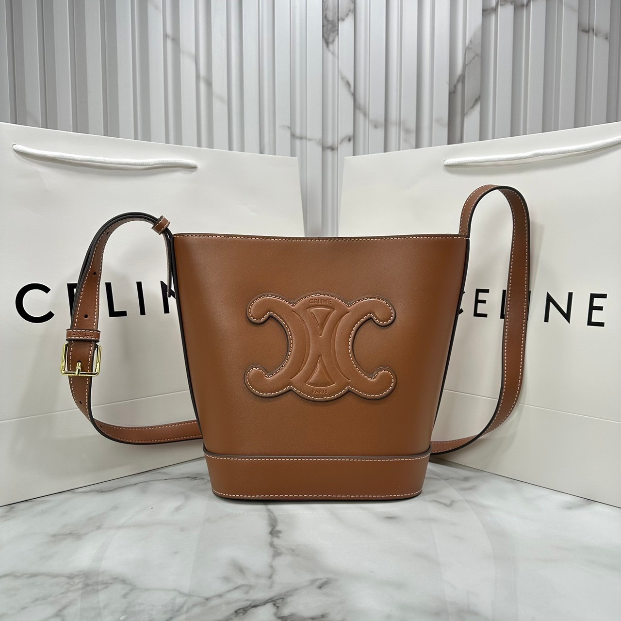 CELINE BUCKET CUIR TRIOMPHE bag in denim with full Triomphe กระเป๋าสะพายทรงบัคเก็ตเดนิม ปักลายแบรนด์สีขาวสวยโดดเด่น พิเศษพร้อมใบลูกสะดวกใช้งาน รุ่นฮิตข้ามปี งานสวยเรียบหรู ผู้ดีไปอีก