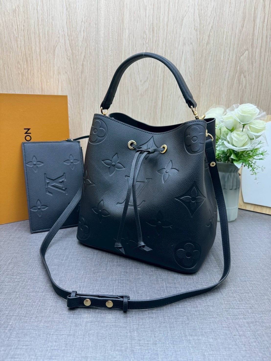ORI หนังแท้ | LV NeoNoe MM Bucket bag Monogram Flower กระเป๋าสะพายทรงบัคเก็ต ลาย Monogram Flower โดดเด่นเพิ่มสไตล์ มีเสน่ห์ชวนหลงใหล