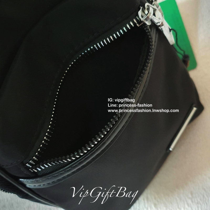 มาใหม่อีกหนึ่งรุ่น Prada เหมาะกับท่านชาย กับกระเป๋าคาดอก ทรงสวย ทรงฮิต วัสดุผ้า NYLON คุณภาพดี กันน้ำ100% ใส่ของได้หลากหลาย ตัวกระเป๋าอะไหล่สีเงิน มาพร้อมซิปด้านหน้ากระเป๋า ใส่ของได้หลากหลาย เพิ่มลุคเท่ในวันชิลๆให้กับคุ ผู้ชายที่สุด จะซื้อใช้เองหรือเป็นขอ
