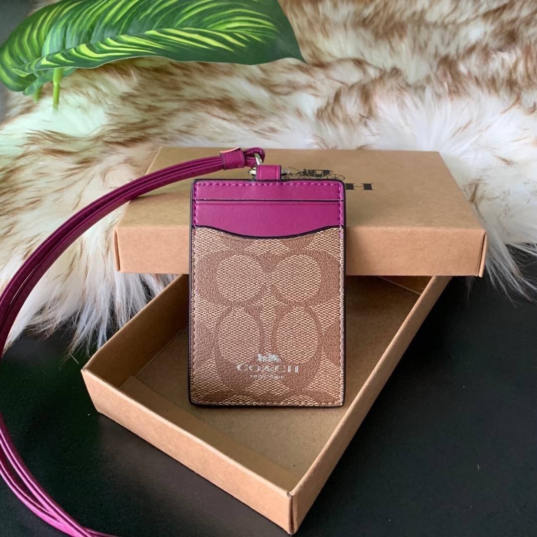 COACH F63274 ID LANYARD IN SIGNATURE COATED CANVAS กระเป๋าใส่บัตรคล้องคอ ลาย C ทั้งใบ ด้านหน้าตกแต่งชื่อแบรนด์ สวยมากกก ใส่บัตรพนักงาน และบัตรต่างๆ มาพร้อมสายคล้องคอ สายถอดออกได้ ตัวกระเป๋ามี 3 ช่องค่ะ