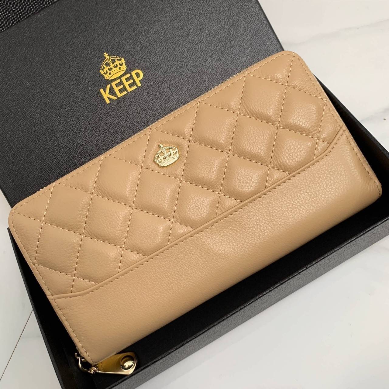 กระเป๋าสตางค์ Size ยาว ซิปรอบ สวยรับเงินมากใบนี้ คอนเฟิร์ม 💵💵 ใครกำลังหากระเป๋า size ห้ามพลาดนะคะ หนังสวยจริงๆ หนังวัวแท้ ตีตาราง นิ่ม ฟู ใช้หนังเกรดดีที่สุด สวยมาก KEEP • Super Rich ( Long )• กระเป๋า สตางค์ขนาดยาว ซิปรอบ ภายใน จุของคุ้ม ใ