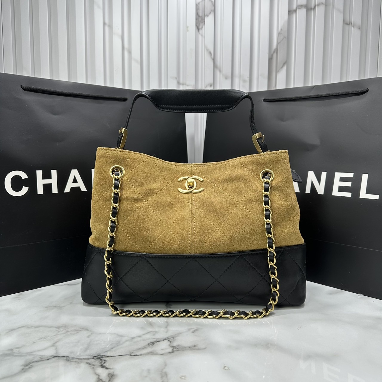 ORI หนังแท้ | CHANEL Shopping Bag 25A Suede Bag กระเป๋าช้อปปิ้งทรงโท้ทหนังกลับสีทูโทน ในคอล Métiers Dart 2024/25 ดีไซน์ใหม่หนังกำมะหยี่โทนน้ำตาล ใช้งานง่าย