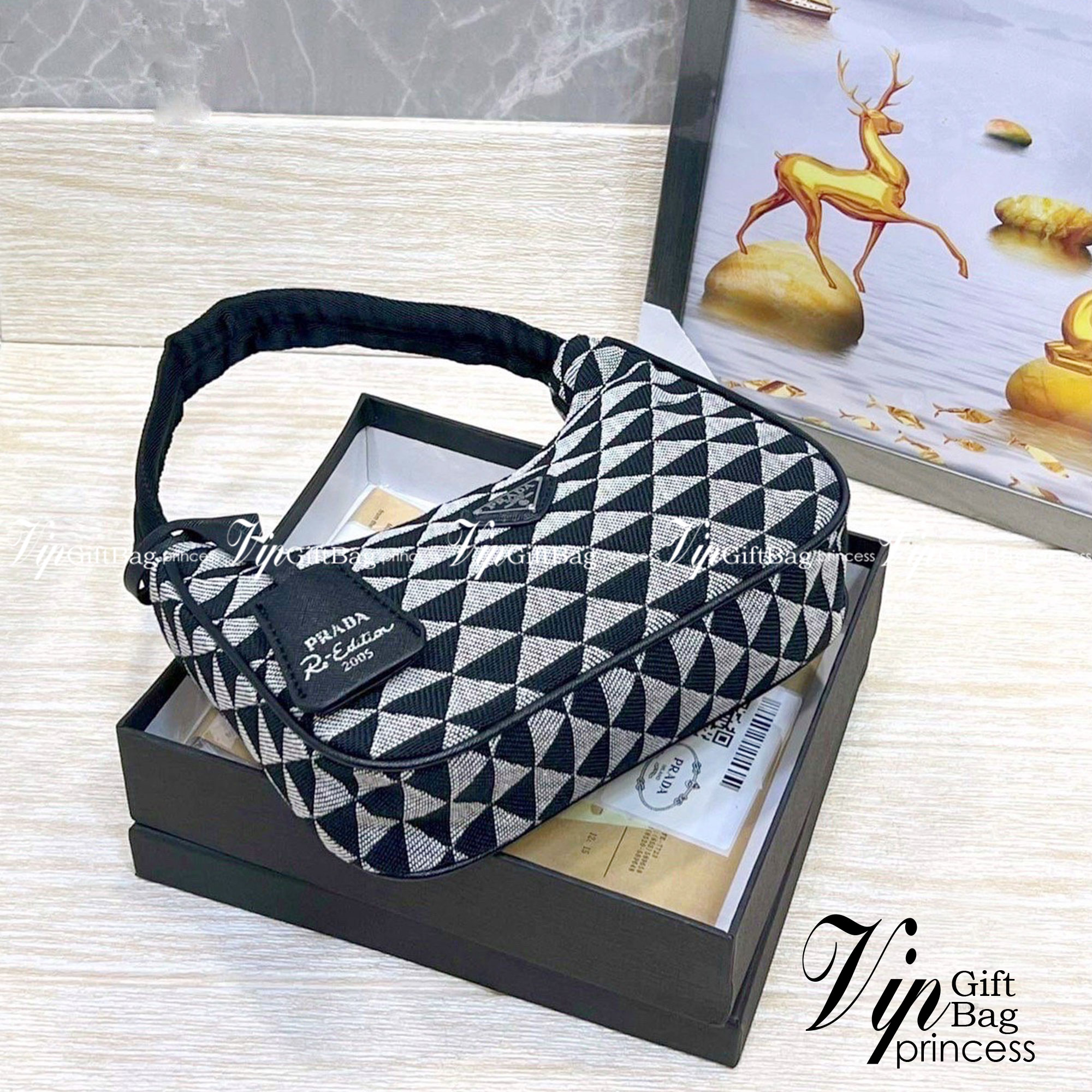 Prada Re-Edition Symbole jacquard Bag / Prada hobo shoulder bag กระเป๋าพราด้าสะพายไหล่ ลายมาใหม่ อะไหล่สีเงิน แมทง่ายได้ทุกลุค ไอเท็มสุดปัง ที่ฮิตตลอดกาลไม่ว่าจะปีไหนๆ จัดให้ครบทั้งสีขายดีและสีใหม่ล่าสุด ที่สายคุณหนูห้ามพลาด!! กับกระเป๋าสะพายทรงคลาสสิค เห