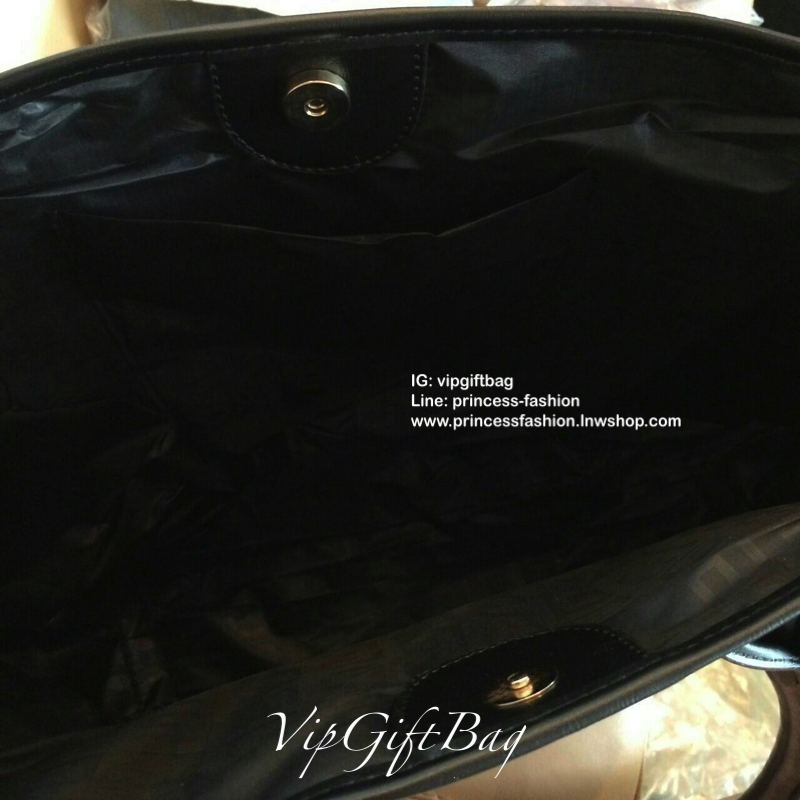 GIVENCHY TOTE BAG สินค้าพรีเมี่ยมจากน้ำหอม GIVENCHYแท้ 100%ทรงสุด HOT!! ขนาดกำลังดี หูยาวสายสามารถสะพายขึ้นไหล่เก๋ๆ เหมาะสำหรับทุกวัน ทำจากหนัง PU อย่างดี น้ำหนักเบา ด้านหน้าติดแผ่นหนังปั๊มGIVENCHY เรียบๆแต่มีระดับ ซับในด้วยผ้าสกรีนลายโลโก้ทั้งใบ ปิดปากกร