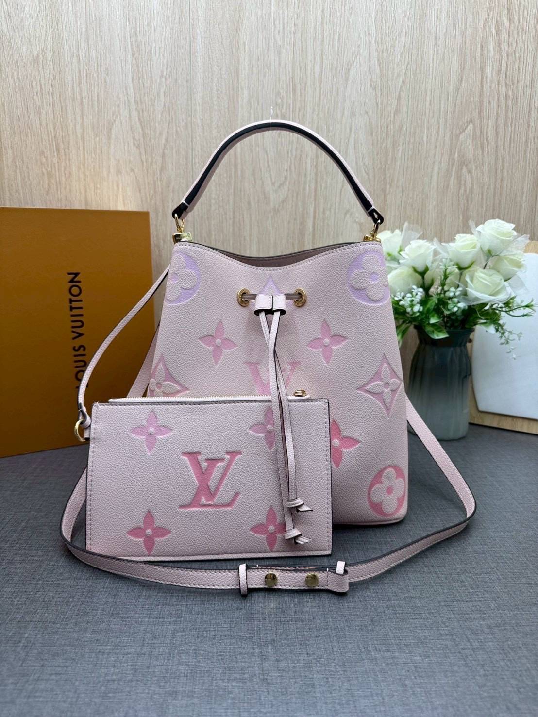ORI หนังแท้ | LV NeoNoe MM Bucket bag Monogram Flower กระเป๋าสะพายทรงบัคเก็ต ลาย Monogram Flower โดดเด่นเพิ่มสไตล์ มีเสน่ห์ชวนหลงใหล