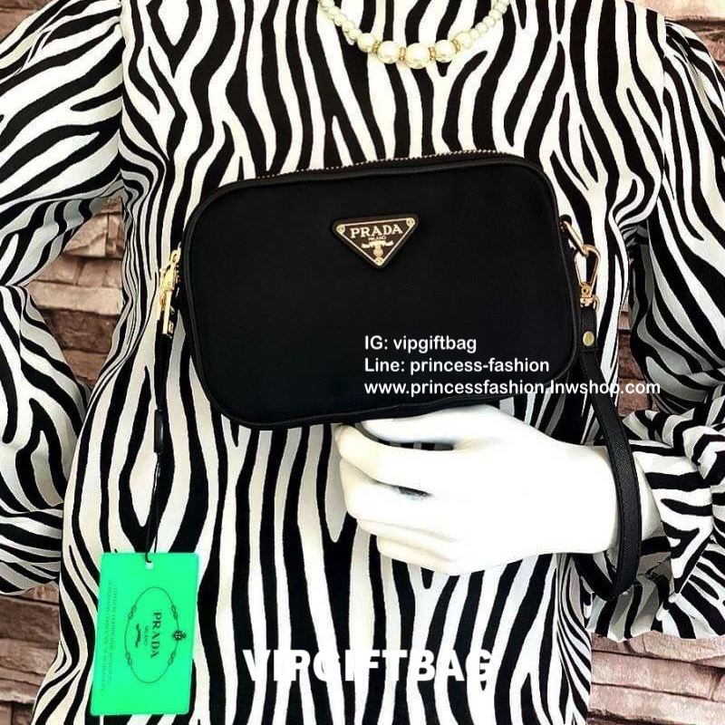 PRADA CROSSBODY BAG WITH ZIP GIFT WITH PURCHASE (GWP) กระเป๋าสะพายพรีเมี่ยมกิ้ฟ Limited Edition จากเคาน์เตอร์แบรนด์ดีไซน์เรียบหรูดูดี วัสดุ Nylon & Polyester 100% เนื้อหนาคุณภาพดีตามแบบฉบับของแบรนด์ ด้านหน้าประดับโลโก้มีช่องแบ่ง2 ช่องเป็นสัดส่วนเปิดปิดด้ว