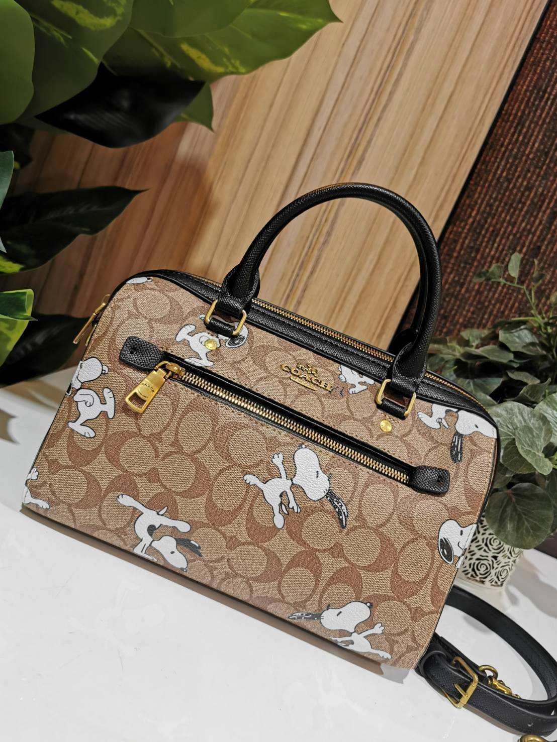 COACH FACTORY BOSTON BAG IN SIGNATURE X SNOOPY COLLECTION กระเป๋าถือหรือสะพายคอลเลคชั่นพิเศษจาก Coach Factory วัสดุ Signature refined calf leather หนังแท้ลายคอลเลคชั่น Snoopy เทคเจอร์สวยอยู่ทรง ดีไซน์ยอดนิยม ด้านหน้ามีโลโก้และช่องซิปแบรนด์ ช่องหลักเปิดปิด