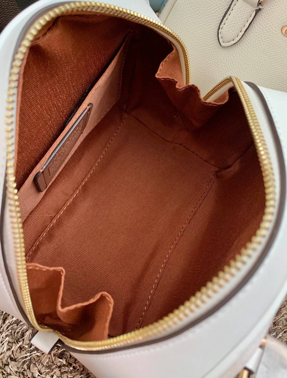 COACH SYDNEY SATCHEL BAG CA202 CA591 CB596 ใหม่ล่าสุด กับคอลที่สาวๆต้องหลงรัก กระเป๋าสะพายทรง satchel ที่มีรูปทรงดึงดูดสายตา สวยแรกเห็น วัสดุหนัง crossgrain พร้อมหูจับในตัว เปิด-ปิดด้วยซิป ภายในโล่งกว้าง ขนาดกำลังดี มีสายครอสให้ ปรับได้ตามชอบ ใบจริงลูกคุณ