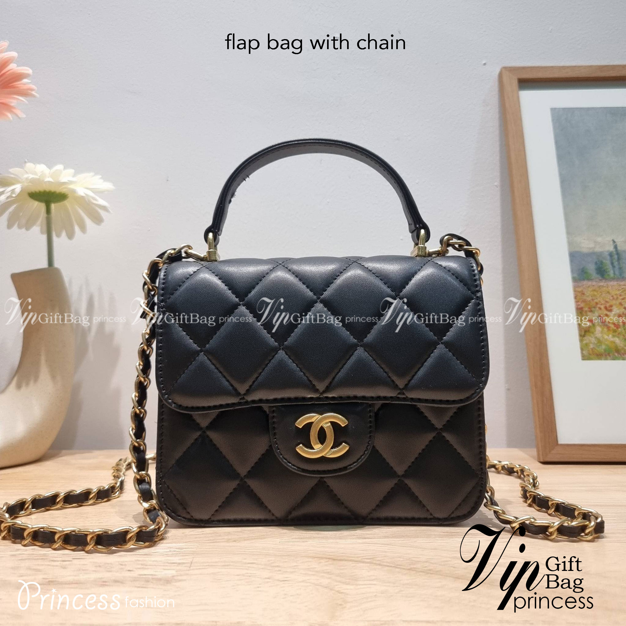 CHANEL flap bag with chain กระเป๋าสะพายสุดหรู สวยดูแพง รูปทรงคลาสสิค ขนาดกำลังพอเหมาะ สายสะพายโซ่ในตัว น้ำหนักเบา และยังมีหูจับในตัว สะดวกต่อการพกพา ตัวกระเป๋าเปิดด้วยกระดุมแม่เหล็ก วัสดุหนังอย่างดี ผิวสัมผัสดี ภายในเป็นช่องโล่ง และยังมีช่องซิปให้ด้วย