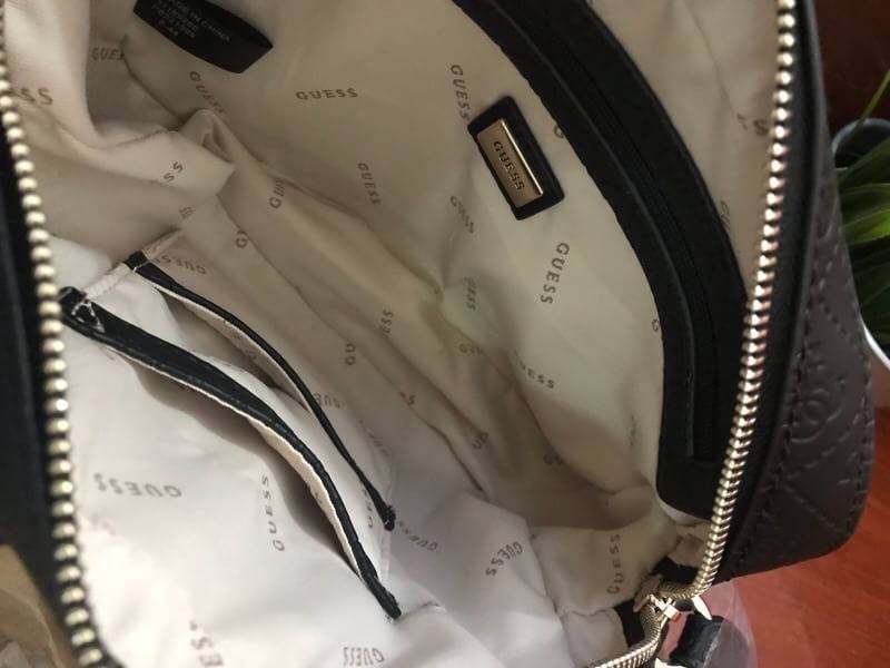 New Arrival!! Guess Women's Black Kamryn Top Zip Cross Body Bag กระเป๋าสะพายไหล่ ขนาดกำลังดี มีดีเทลที่มีโลโก้หนังปั้มจมรอบใบรวมถึงตัวสายและหัวซิป ตรงกลางติดสัญลักษณ์แบรนด์ เปิดใช้งานด้วยซิปเดียวด้านบน ภายในใส่กระเป๋าสตางค์ยาวได้ มีช่องเสียบการด์และช