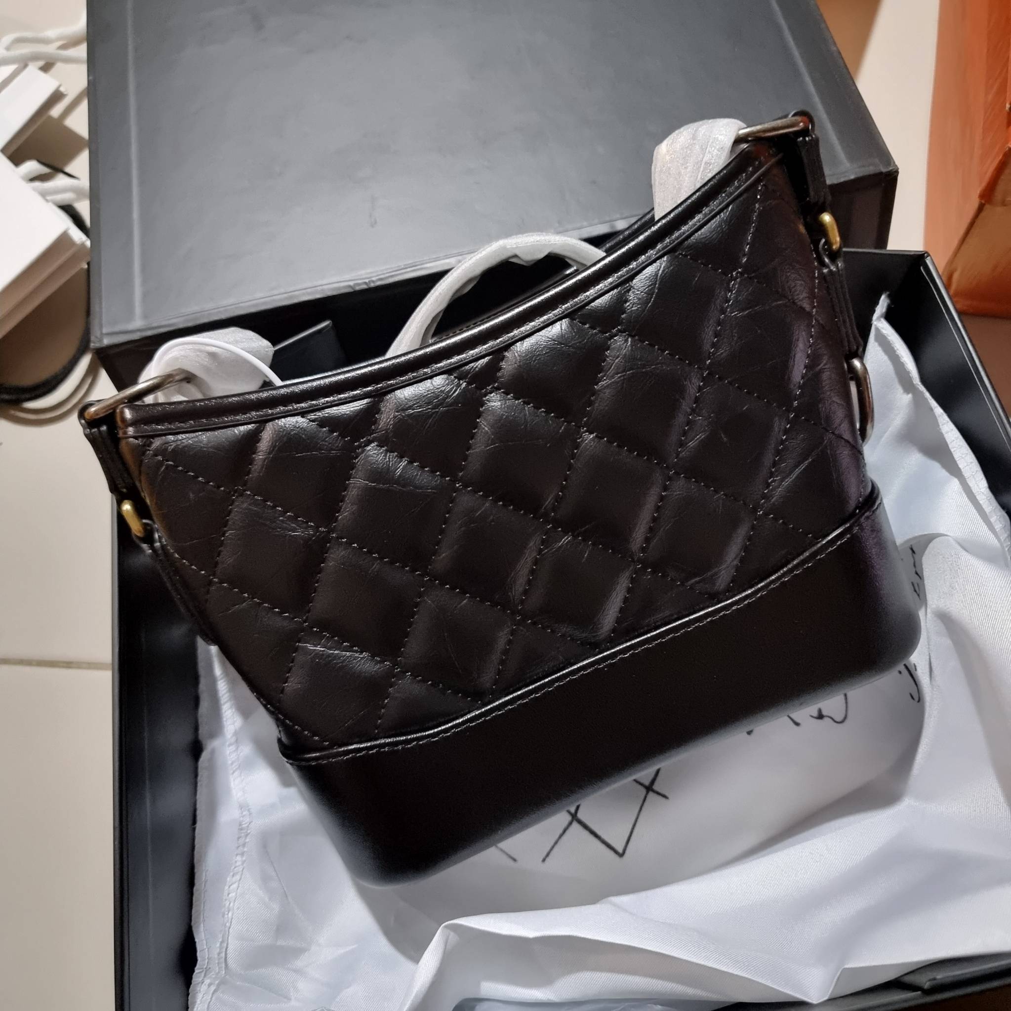 9" CHANEL SHOULDER BAG / CHANEL GABRIELLE HOBO BAG ไซส์คลาสสิค กระเป๋าสะพายข้าง/ไหล่ หนังแท้ นิ่ม หรู มาพร้อมพวงกุญแจสัญลักษณ์แบรนด์ อะไหล่พร้อมโซ่สะพายสีทองสลับสีเงินรมดำ สามารถสะพาย crossbody หรือสะพายไหล่ได้หมด สะพายแล้วขับผิวมากๆ เปิด-ปิดกระเป๋าด