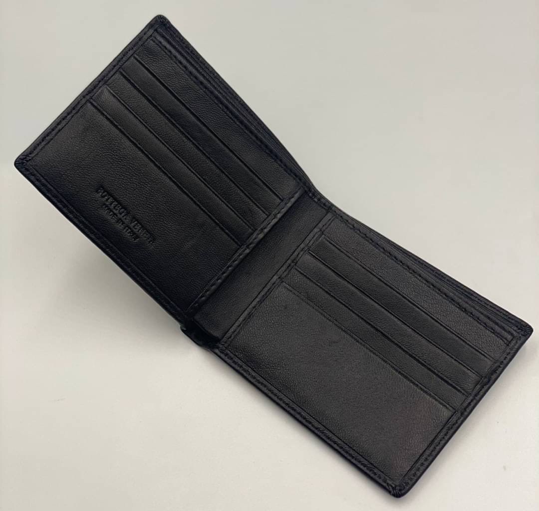 VIP 】หนังแท้ BOTTEGA VENETA WALLET กระเป๋าสตางค์ใบสั้นคุณผู้ชาย รุ่นตามหา มาเท่าไหร่ไม่เคยพอเลยค่า เป็นรุ่นคลาสสิกที่หยิบมาใช้งานได้บ่อยที่สุด งานหนังลูกวัวแท้ทั้งใบสวยมากนะคะ ใช้ทนทานได้นานเลยค่ะ ภาพสินค้าถ่ายจากงานขายจริง พร้อมส่งที่ไทยราคาสุดคุ้มห้ามพล