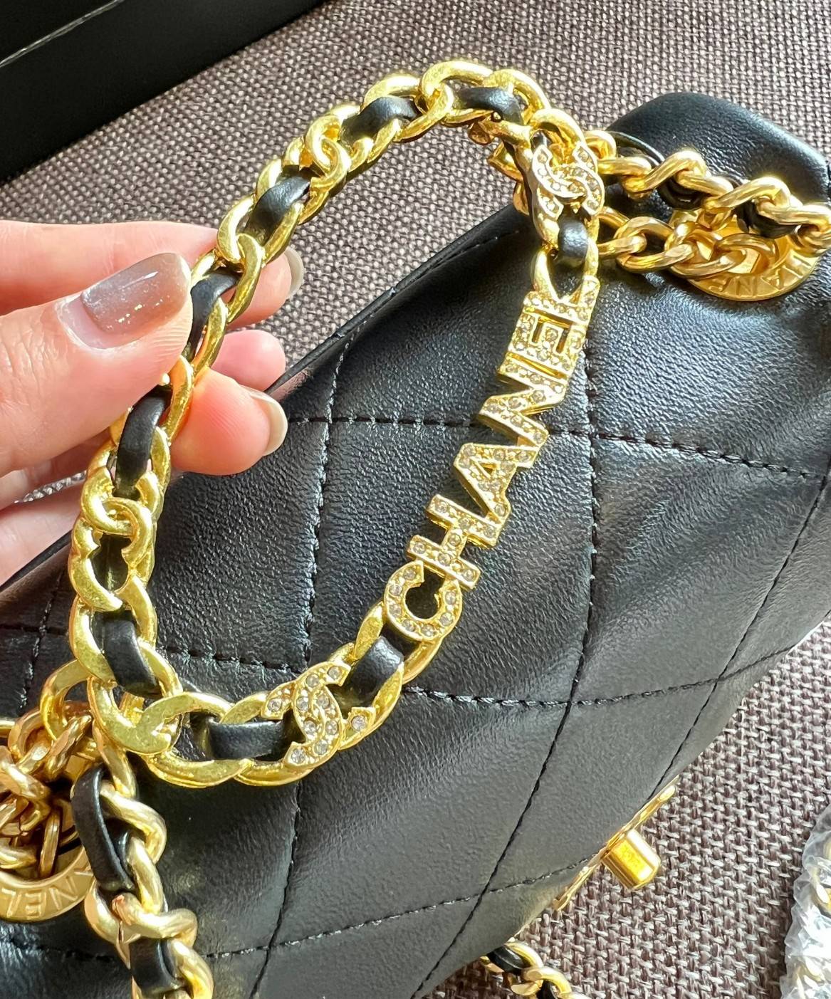 Chanel Mini Flap Bag with Top Handle 6.5" /CHANEL CHAIN SHOULDER BAG จัดไซด์เล็กมาให้ด้วย เพราะแต่ละคนชอบไม่เหมือนกัน😘 หนังสวย เรียบ สัมผัสนุ่มมือ น่าใช้มากๆ