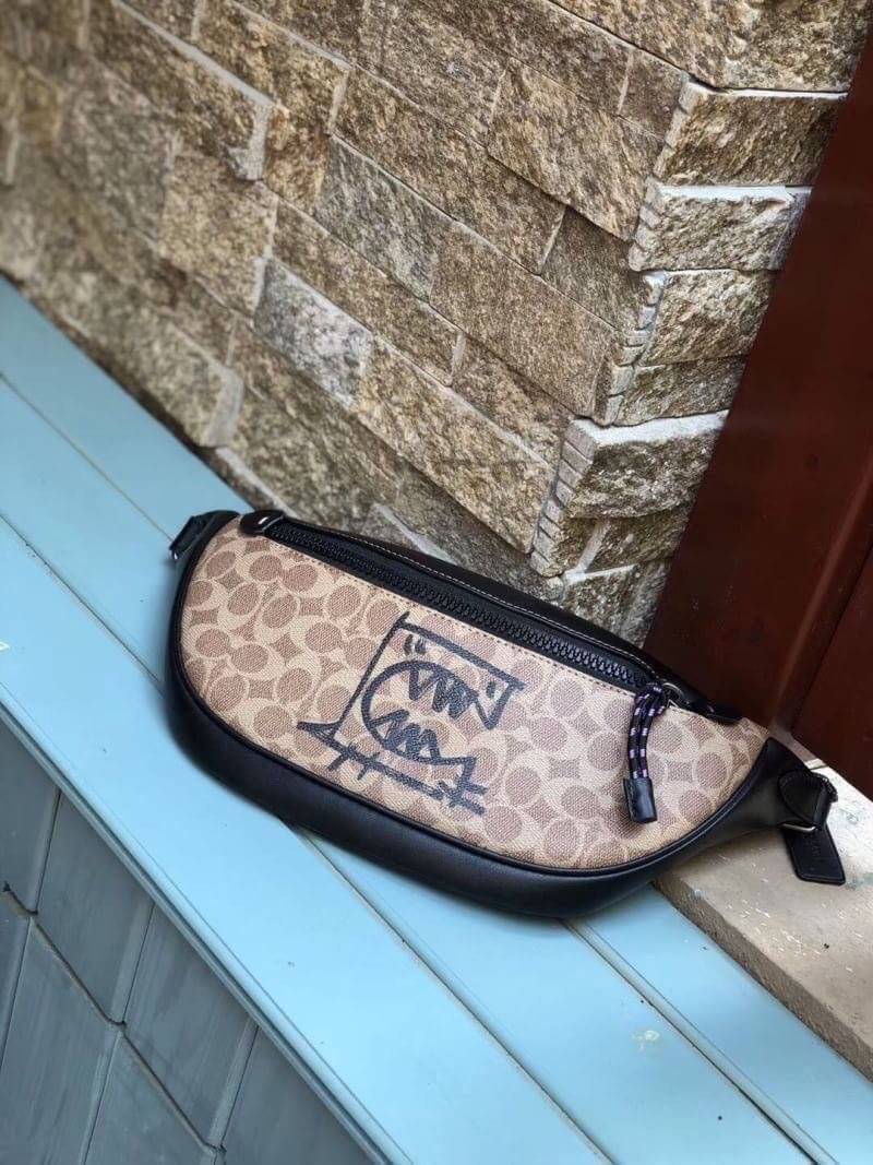 OUTTLET 】COACH Rivington Belt Bag In Signature Canvas With Rexy By Guang Yu (75761) กระเป๋าคาดอก หนังแท้เรียบ นิ่มสวย ด้านหน้าเด่นด้วยลายปริ้นท์เก๋เท่ มากๆค่ะ มีช่องซิปหลักให้2ช่องใส่ของได้จุเลยนะคะ สายคาดเลื่อนปรับแบบฟรีไซด์ค่ะ 📌ใบจริงสวย สะพายวั