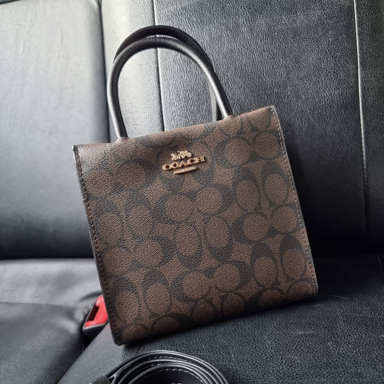 COACH MINI CALLY CROSSBODY IN SIGNATURE ((3599, 2184, 5693, 2134, 2183)) พร้อมส่งที่ไทยทันที! กระเป๋าสะพายครอสบอดี้ร์ กระเป๋าครอสบอดี้โท้ทมินิไซส์ รุ่นใหม่สุดฮอต!! ใบจริงคือน่ารักม้ากกกก!! สวยอยู่ทรง น่ารักน่าใช้ ทรงTote ปากกระเป๋าเปิดปิดแบบแม่เหล็ก ภายใน